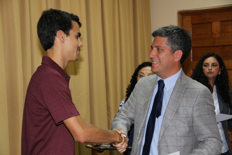 RECONOCEN ESFUERZO DE ESTUDIANTES PARA ALCANZAR PUNTAJES NACIONALES EN PSU RECONOCEN ESFUERZO DE ESTUDIANTES PARA ALCANZAR PUNTAJES NACIONALES EN PSU