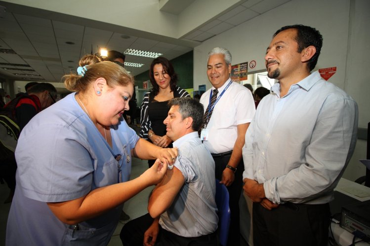 MÁS DE 200 MIL PERSONAS EN TODA LA REGIÓN SE VACUNARÁN CONTRA LA INFLUENZA MÁS DE 200 MIL PERSONAS EN TODA LA REGIÓN SE VACUNARÁN CONTRA LA INFLUENZA