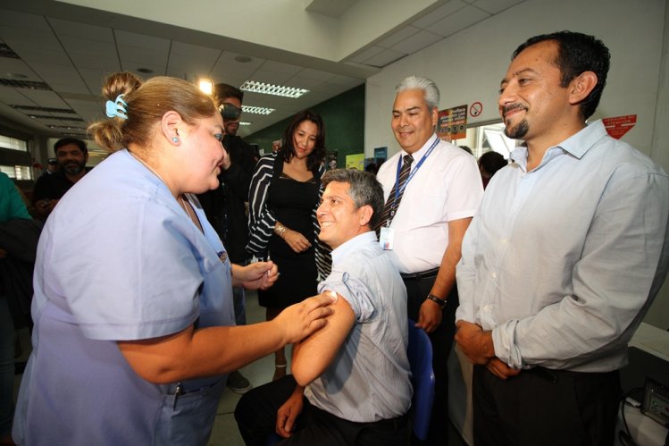 MÁS DE 200 MIL PERSONAS EN TODA LA REGIÓN SE VACUNARÁN CONTRA LA INFLUENZA MÁS DE 200 MIL PERSONAS EN TODA LA REGIÓN SE VACUNARÁN CONTRA LA INFLUENZA