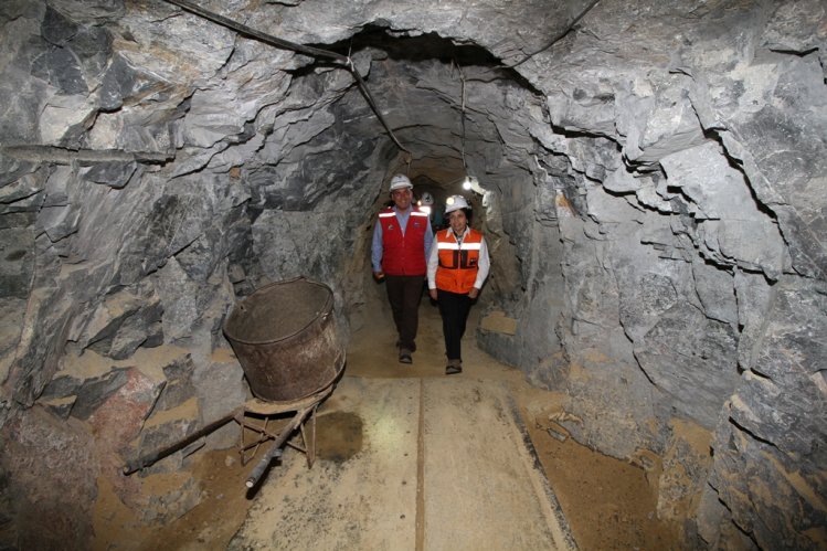 GOBIERNO INVITA A POSTULAR EN PROYECTOS PARA LA PEQUEÑA Y MEDIANA MINERÍA GOBIERNO INVITA A POSTULAR EN PROYECTOS PARA LA PEQUEÑA Y MEDIANA MINERÍA