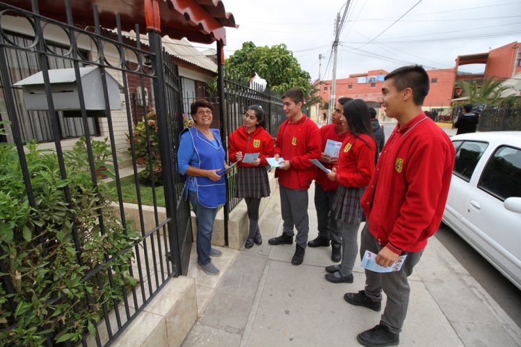 ESTUDIANTES Y VECINOS INVITAN A ABRIR LA PUERTA Y SER PARTE DEL CENSO 2017