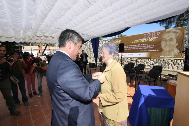 RESALTAN LABOR DE MAESTRA Y EL LEGADO LITERARIO DE GABRIELA MISTRAL EN ACTO OFICIAL POR SU NATALICIO