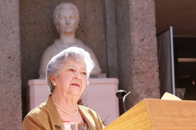 RESALTAN LABOR DE MAESTRA Y EL LEGADO LITERARIO DE GABRIELA MISTRAL EN ACTO OFICIAL POR SU NATALICIO