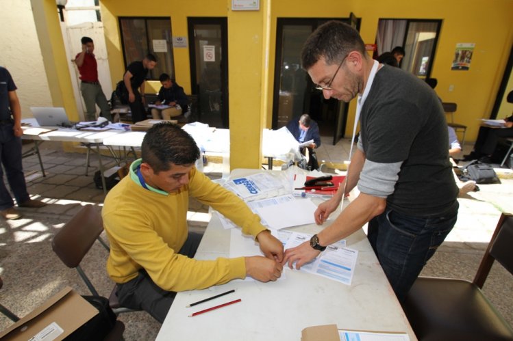 CON APOYO DE FUNCIONARIOS, EQUIPOS MUNICIPALES Y UNIFORMADOS CONTINÚAN CENSANDO LAS VIVIENDAS PENDIENTES