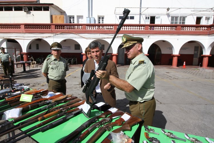 GOBIERNO Y CARABINEROS REALIZAN LLAMADO PARA SEGUIR LA ENTREGA CONFIDENCIAL DE ARMAS