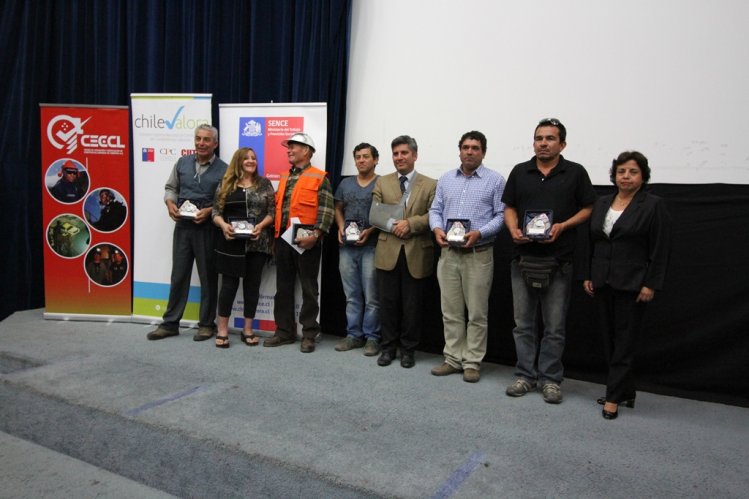 MINISTRA WILLIAMS ENTREGA CERTIFICADOS DE COMPETENCIAS LABORALES A 169 PEQUEÑOS MINEROS DE LA REGIÓN DE COQUIMBO MINISTRA WILLIAMS ENTREGA CERTIFICADOS DE COMPETENCIAS LABORALES A 169 PEQUEÑOS MINEROS DE LA REGIÓN DE COQUIMBO