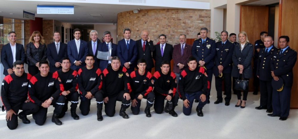 INTENDENTE IBÁÑEZ RECONOCE A BRIGADISTAS DE SAN JUAN QUE AYUDARON A COMBATIR INCENDIOS FORESTALES EN CHILE