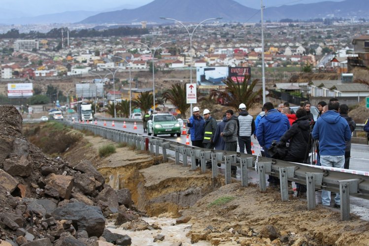 IMPLEMENTAN BYPASS TEMPORAL PARA REPARAR SOCAVÓN ALEDAÑO A LA RUTA 5 EN SECTOR EL PANUL