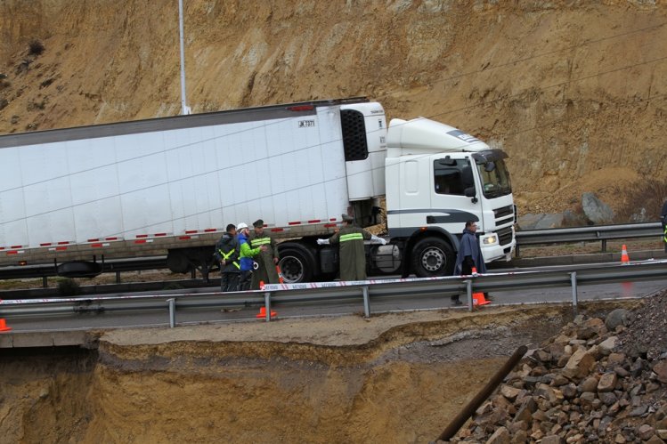 IMPLEMENTAN BYPASS TEMPORAL PARA REPARAR SOCAVÓN ALEDAÑO A LA RUTA 5 EN SECTOR EL PANUL