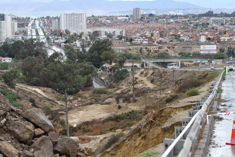 IMPLEMENTAN BYPASS TEMPORAL PARA REPARAR SOCAVÓN ALEDAÑO A LA RUTA 5 EN SECTOR EL PANUL