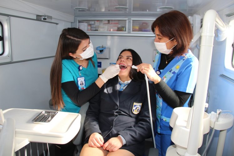 INAUGURAN NUEVA CLÍNICA DENTAL MÓVIL PARA ALUMNOS DE ENSEÑANZA MEDIA