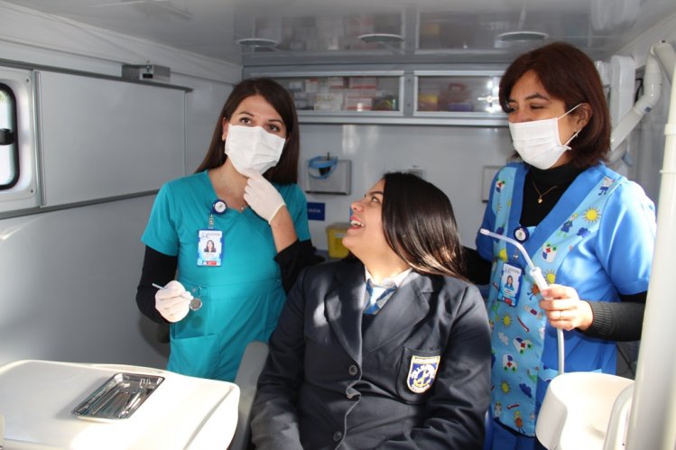 INAUGURAN NUEVA CLÍNICA DENTAL MÓVIL PARA ALUMNOS DE ENSEÑANZA MEDIA