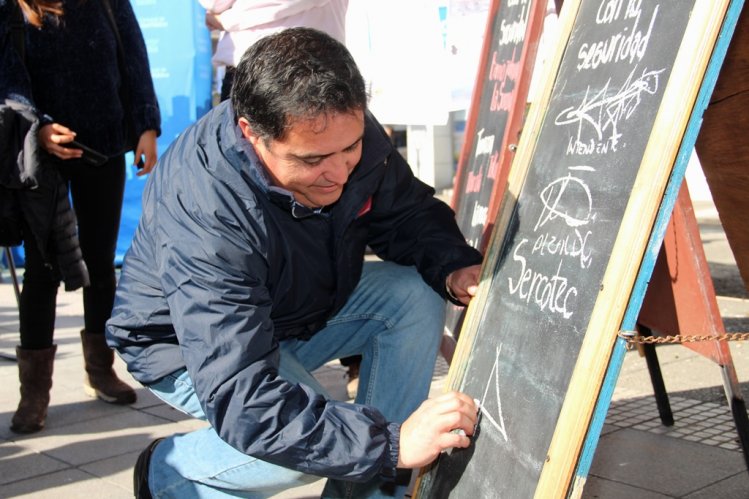 LOCATARIOS DEL CENTRO DE LA SERENA RECIBEN IMPLEMENTACIÓN PARA MEJORAR SEGURIDAD BARRIO COMERCIAL