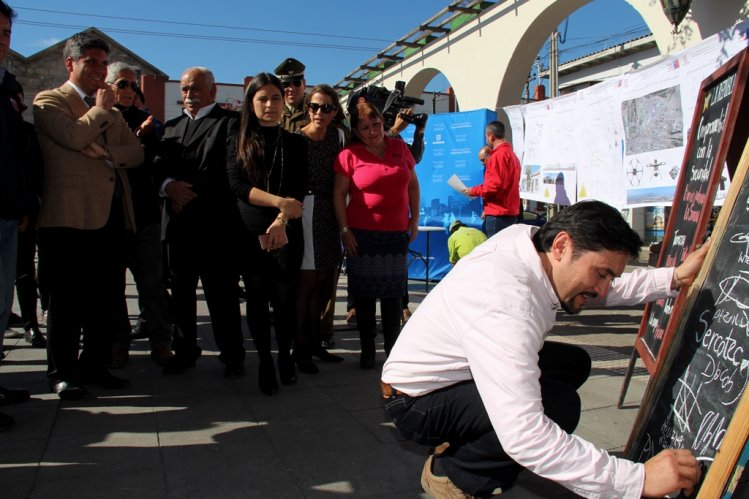 LOCATARIOS DEL CENTRO DE LA SERENA RECIBEN IMPLEMENTACIÓN PARA MEJORAR SEGURIDAD BARRIO COMERCIAL