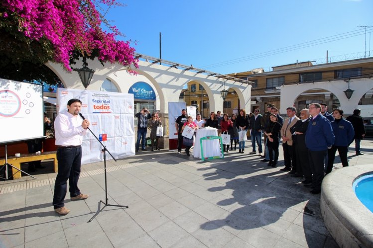 LOCATARIOS DEL CENTRO DE LA SERENA RECIBEN IMPLEMENTACIÓN PARA MEJORAR SEGURIDAD BARRIO COMERCIAL