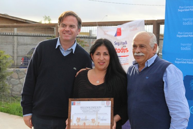 GOBIERNO ENTREGA ALARMAS COMUNITARIAS A VECINOS DE LA SERENA GOBIERNO ENTREGA ALARMAS COMUNITARIAS A VECINOS DE LA SERENA