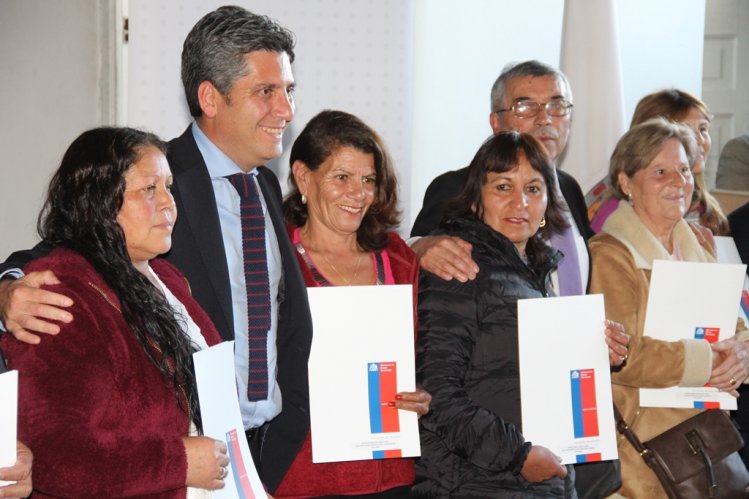330 FAMILIAS DE LA REGIÓN DE COQUIMBO SE CONVIRTIERON EN DUEÑOS LEGALES DE SUS TERRENOS 330 FAMILIAS DE LA REGIÓN DE COQUIMBO SE CONVIRTIERON EN DUEÑOS LEGALES DE SUS TERRENOS