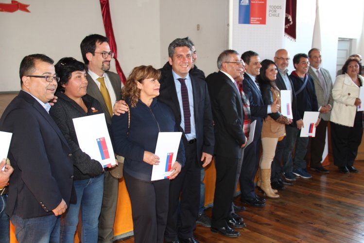 330 FAMILIAS DE LA REGIÓN DE COQUIMBO SE CONVIRTIERON EN DUEÑOS LEGALES DE SUS TERRENOS 330 FAMILIAS DE LA REGIÓN DE COQUIMBO SE CONVIRTIERON EN DUEÑOS LEGALES DE SUS TERRENOS