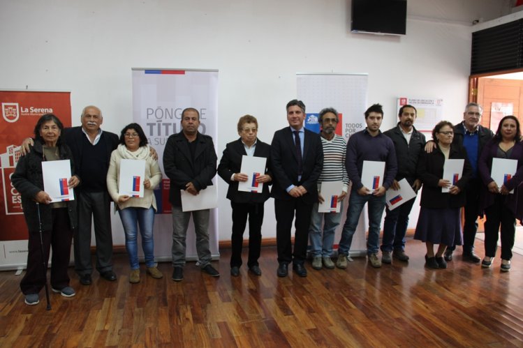 330 FAMILIAS DE LA REGIÓN DE COQUIMBO SE CONVIRTIERON EN DUEÑOS LEGALES DE SUS TERRENOS 330 FAMILIAS DE LA REGIÓN DE COQUIMBO SE CONVIRTIERON EN DUEÑOS LEGALES DE SUS TERRENOS