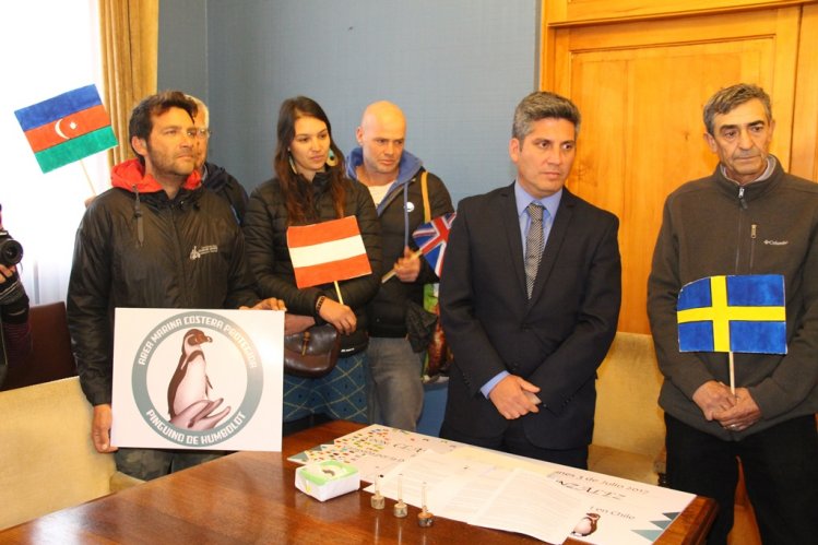 MÁS DE 357 MIL FIRMAS ENTREGAN AMBIENTALISTAS AL GOBIERNO PARA PROTEGER RESERVA DEL PINGÜINO DE HUMBOLDT MÁS DE 357 MIL FIRMAS ENTREGAN AMBIENTALISTAS AL GOBIERNO PARA PROTEGER RESERVA DEL PINGÜINO DE HUMBOLDT