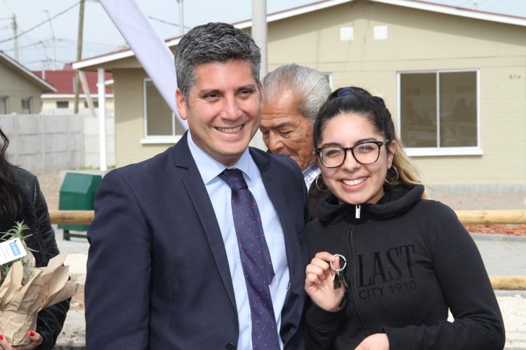FAMILIAS DE CALETA SAN PEDRO RECIBEN VIVIENDAS EN PROYECTO CON INTEGRACIÓN SOCIAL FAMILIAS DE CALETA SAN PEDRO RECIBEN VIVIENDAS EN PROYECTO CON INTEGRACIÓN SOCIAL
