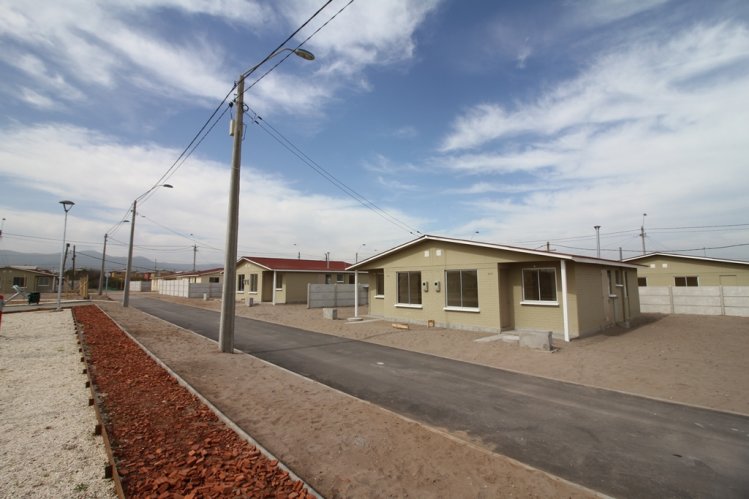 FAMILIAS DE CALETA SAN PEDRO RECIBEN VIVIENDAS EN PROYECTO CON INTEGRACIÓN SOCIAL