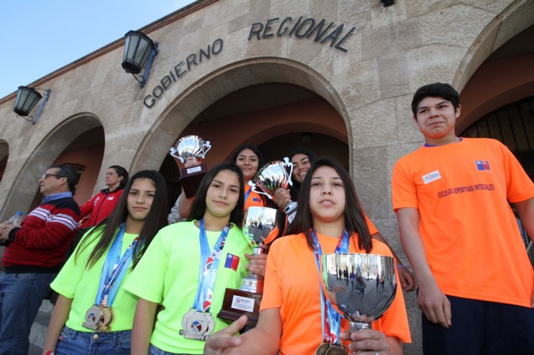 CAMPEONES NACIONALES DE PESAS RECIBIDOS POR EL GOBIERNO REGIONAL