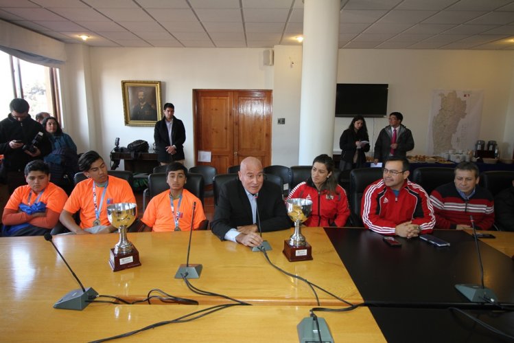 CAMPEONES NACIONALES DE PESAS RECIBIDOS POR EL GOBIERNO REGIONAL