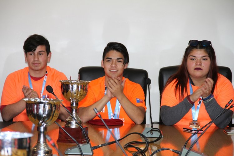 CAMPEONES NACIONALES DE PESAS RECIBIDOS POR EL GOBIERNO REGIONAL