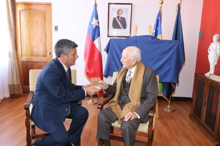 GOBIERNO RINDE DOBLE HOMENAJE A EX INTENDENTE RENÁN FUENTEALBA