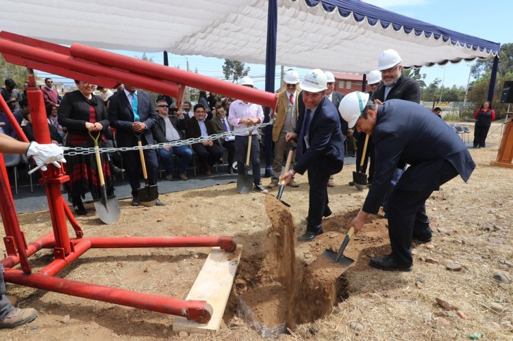 COLOCAN PRIMERA PIEDRA DE NUEVO EDIFICIO PARA PSICOLOGÍA Y ENFERMERÍA DE LA ULS