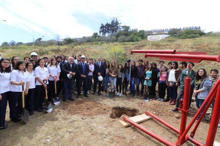 COLOCAN PRIMERA PIEDRA DE NUEVO EDIFICIO PARA PSICOLOGÍA Y ENFERMERÍA DE LA ULS