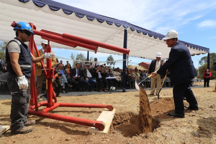 COLOCAN PRIMERA PIEDRA DE NUEVO EDIFICIO PARA PSICOLOGÍA Y ENFERMERÍA DE LA ULS