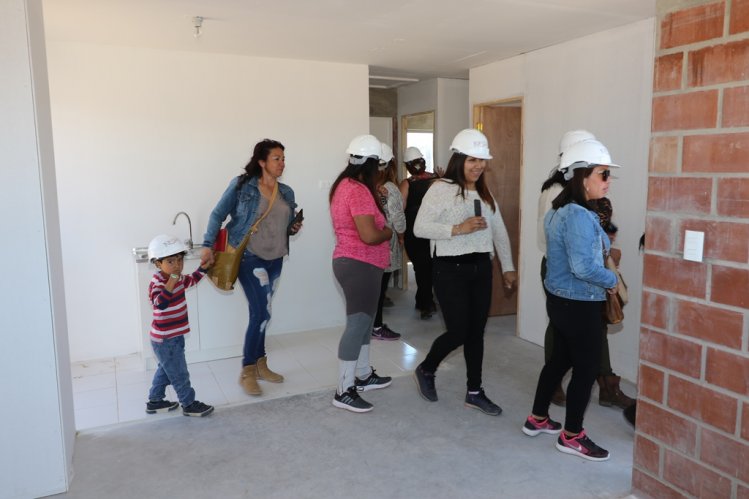 FAMILIAS DE TONGOY CONOCEN CASA PILOTO DE SU FUTURA VIVIENDA