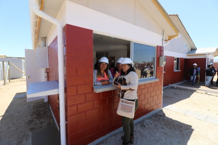 FAMILIAS DE TONGOY CONOCEN CASA PILOTO DE SU FUTURA VIVIENDA