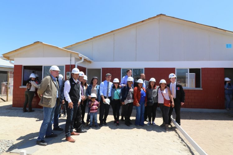 FAMILIAS DE TONGOY CONOCEN CASA PILOTO DE SU FUTURA VIVIENDA