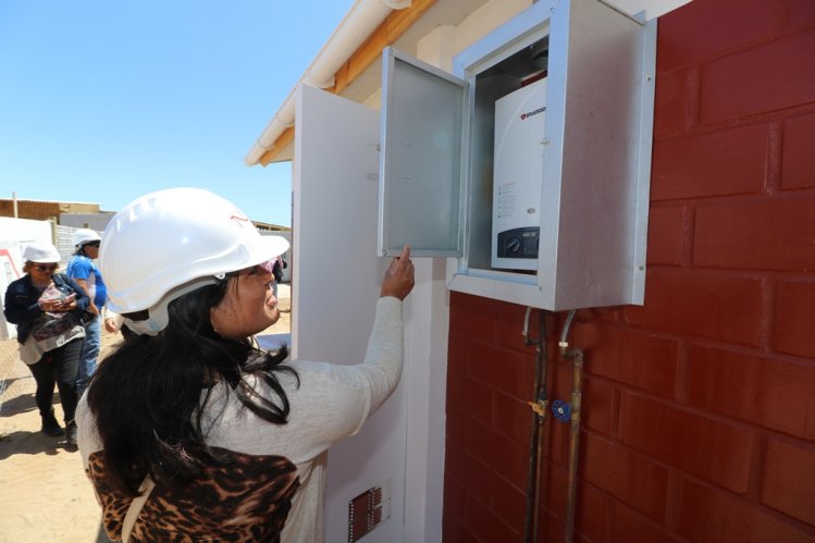 FAMILIAS DE TONGOY CONOCEN CASA PILOTO DE SU FUTURA VIVIENDA