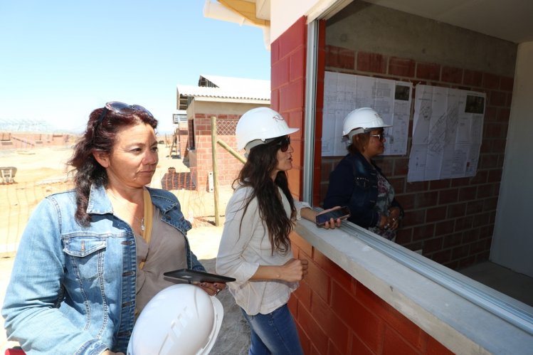 FAMILIAS DE TONGOY CONOCEN CASA PILOTO DE SU FUTURA VIVIENDA