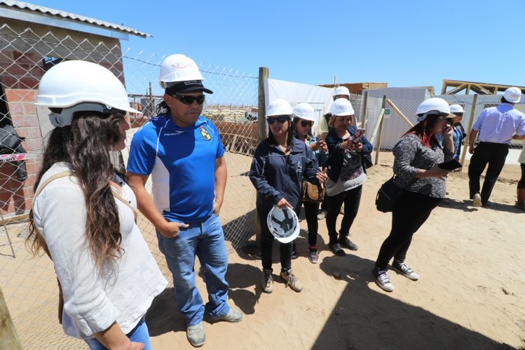 FAMILIAS DE TONGOY CONOCEN CASA PILOTO DE SU FUTURA VIVIENDA