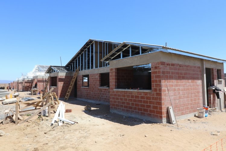 FAMILIAS DE TONGOY CONOCEN CASA PILOTO DE SU FUTURA VIVIENDA