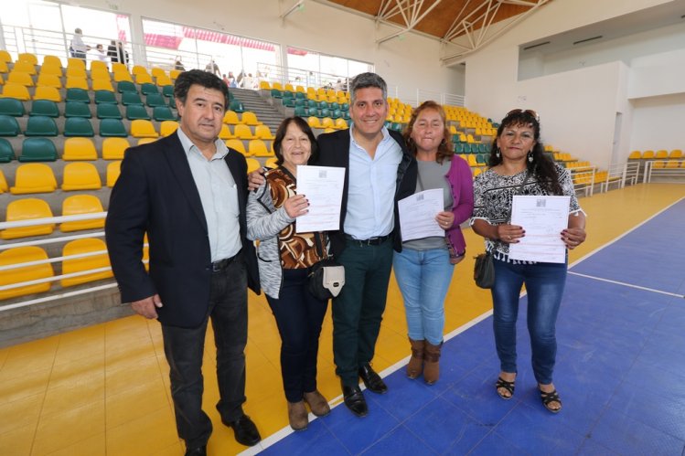 FAMILIAS DE ANDACOLLO RECIBEN SUBSIDIOS PARA MEJORAR SUS VIVIENDAS E INSTALAR COLECTORES SOLARES