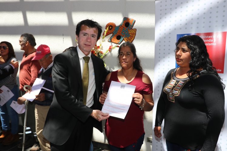 FAMILIAS DE ANDACOLLO RECIBEN SUBSIDIOS PARA MEJORAR SUS VIVIENDAS E INSTALAR COLECTORES SOLARES