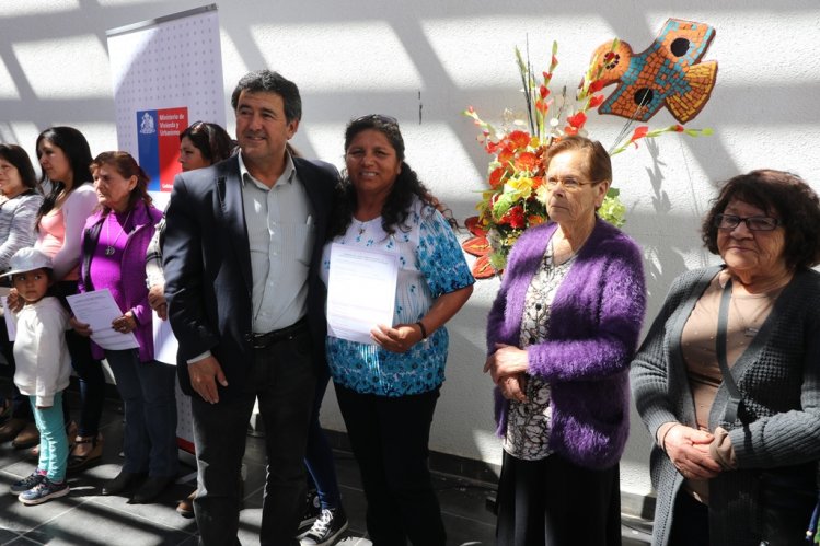 FAMILIAS DE ANDACOLLO RECIBEN SUBSIDIOS PARA MEJORAR SUS VIVIENDAS E INSTALAR COLECTORES SOLARES