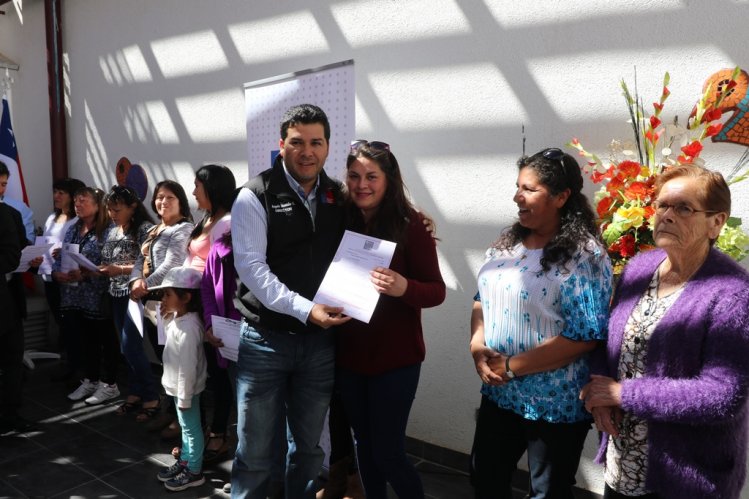 FAMILIAS DE ANDACOLLO RECIBEN SUBSIDIOS PARA MEJORAR SUS VIVIENDAS E INSTALAR COLECTORES SOLARES