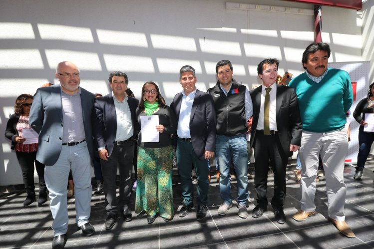 FAMILIAS DE ANDACOLLO RECIBEN SUBSIDIOS PARA MEJORAR SUS VIVIENDAS E INSTALAR COLECTORES SOLARES