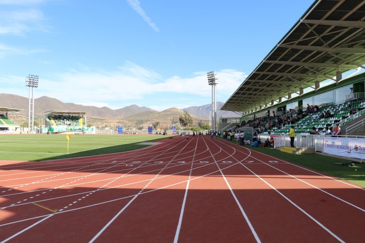 FÚTBOL Y ATLETISMO SE TOMARON EL ESTRENO DEL MODERNO ESTADIO DE OVALLE