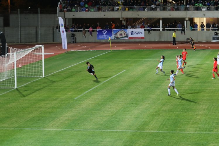 FÚTBOL Y ATLETISMO SE TOMARON EL ESTRENO DEL MODERNO ESTADIO DE OVALLE