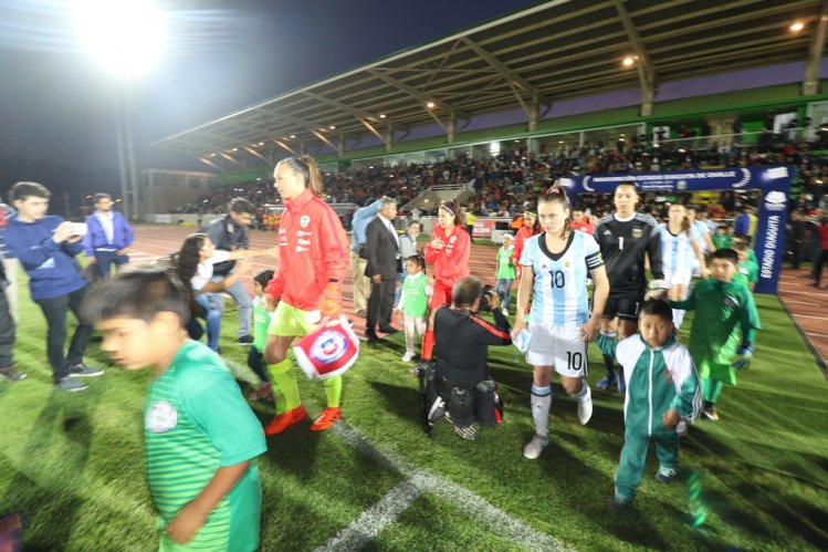 FÚTBOL Y ATLETISMO SE TOMARON EL ESTRENO DEL MODERNO ESTADIO DE OVALLE