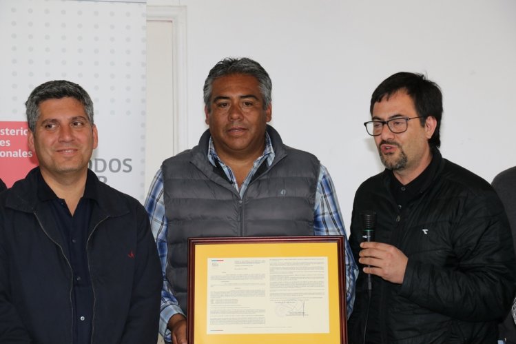 GOBIERNO ENTREGA DOS CANCHAS A CLUBES DEPORTIVOS