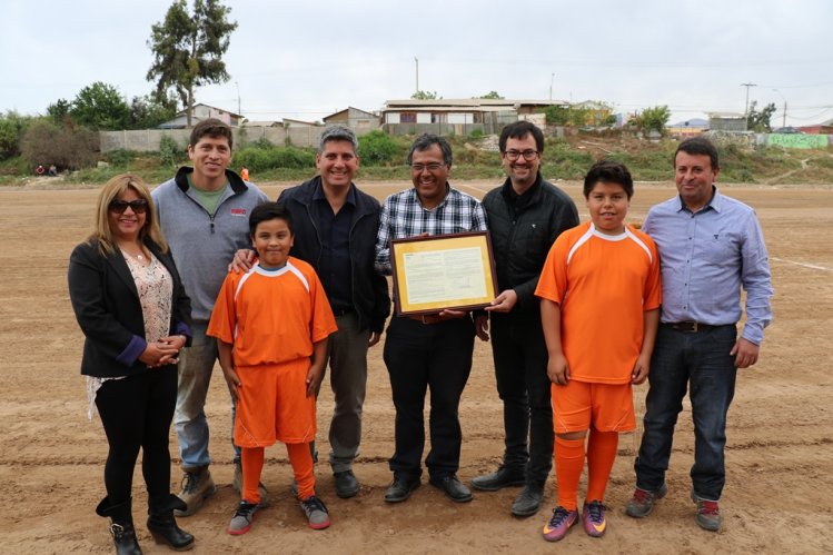 GOBIERNO ENTREGA DOS CANCHAS A CLUBES DEPORTIVOS